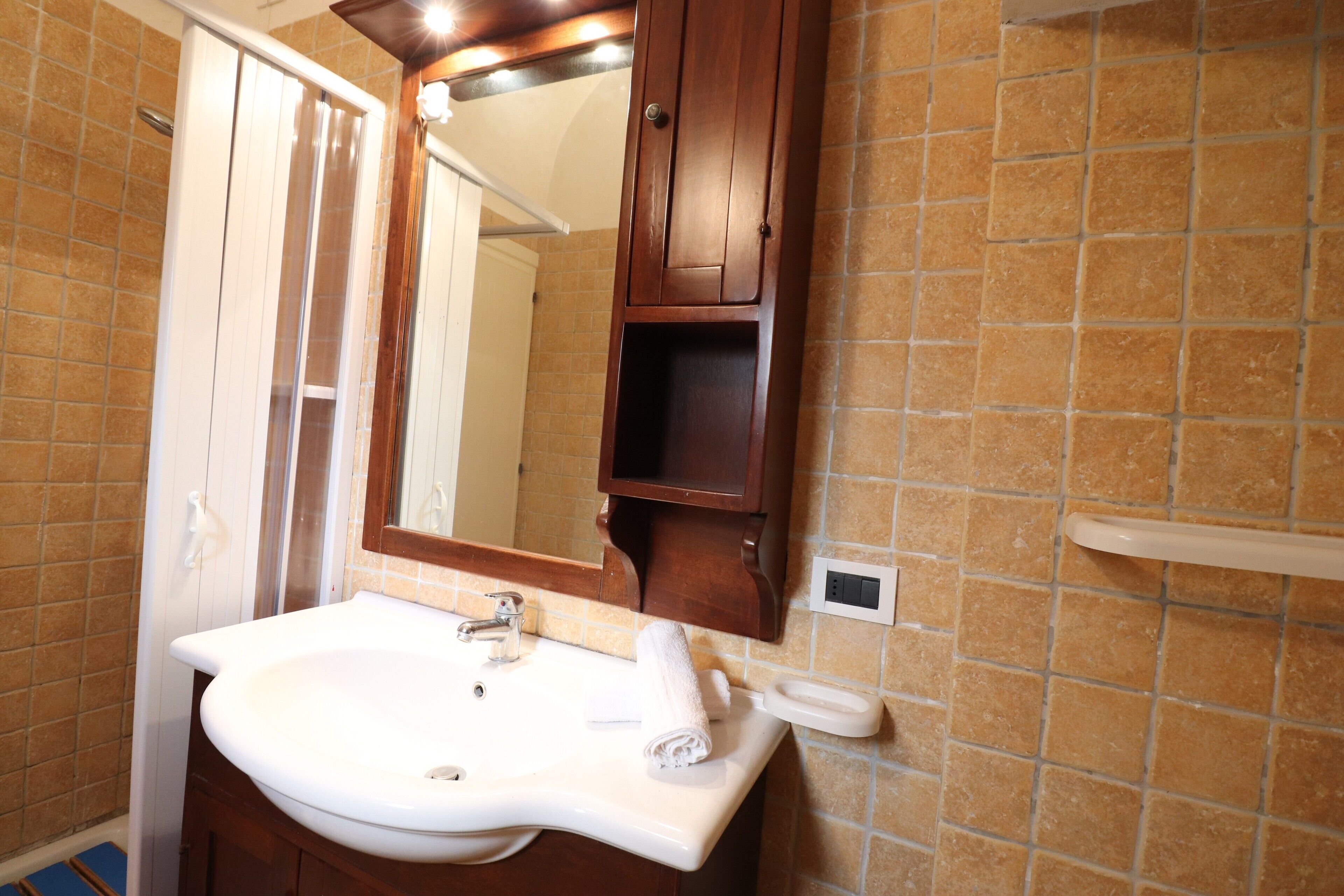 Shower, free toiletries, hair dryer, towels