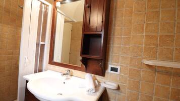 Shower, free toiletries, hair dryer, towels