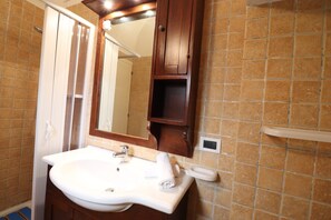 Dusche, kostenlose Toilettenartikel, Haartrockner, Handtücher