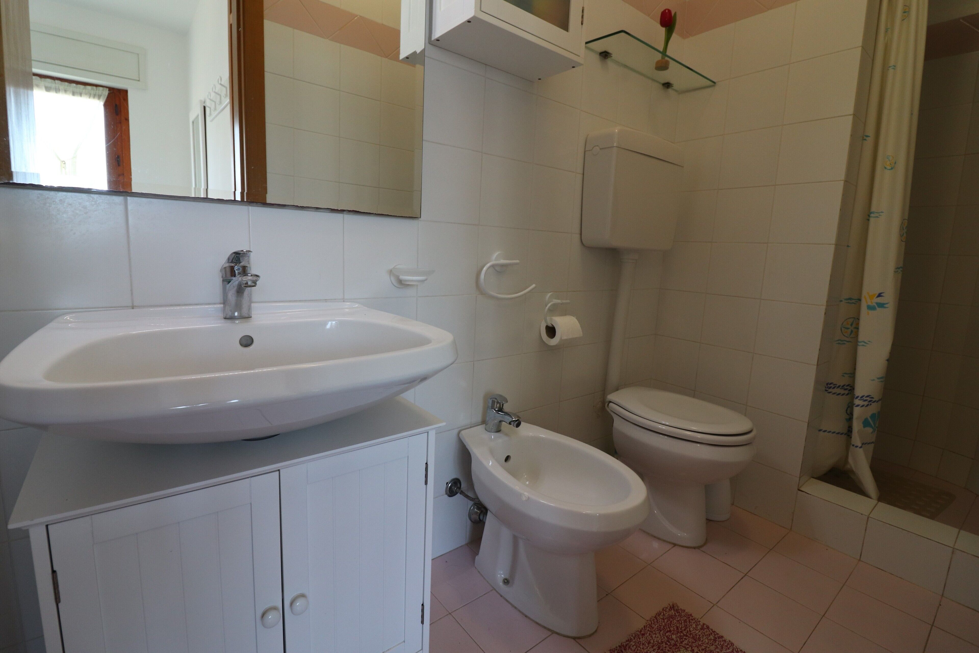 Dusche, kostenlose Toilettenartikel, Haartrockner, Handtücher