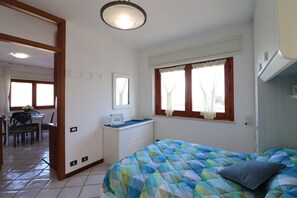 1 habitación, tabla de planchar con plancha, wifi gratis y ropa de cama 