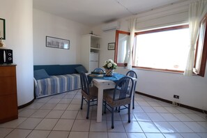 Dining - Apartment 'Casa Vacanze Sophia Otranto' with Sea View, Terrace and Air Conditioning (otranto)