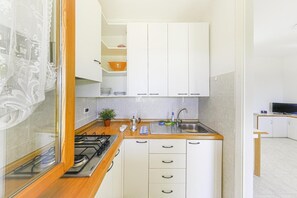Fridge, stovetop, coffee/tea maker, high chair