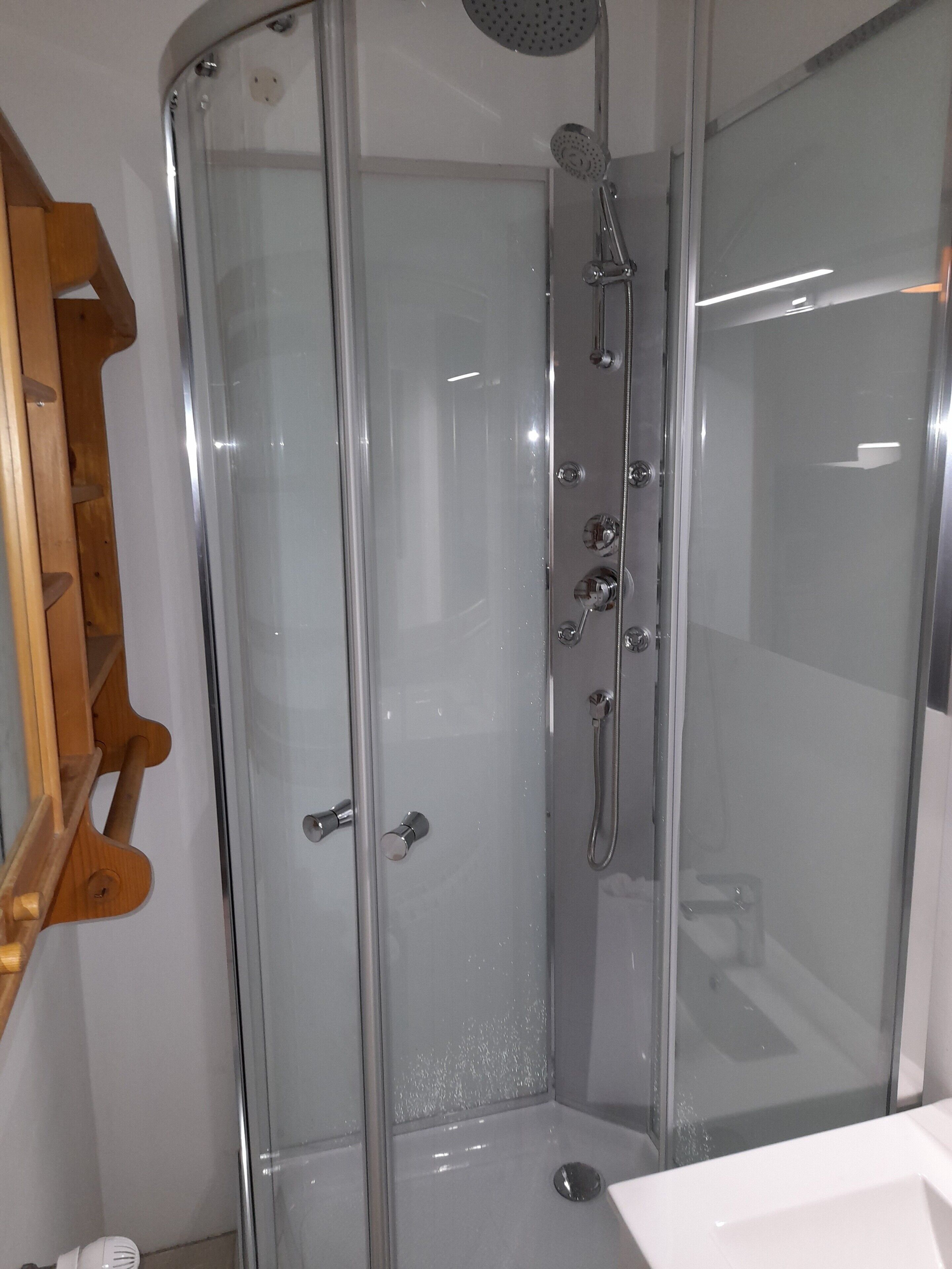 Shower, free toiletries, towels