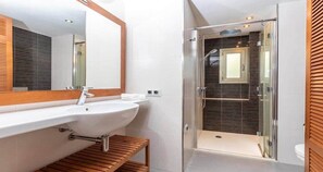 Shower, hair dryer, towels - Apartment "Francisca" with Garden, Pool, A/C & Wi-Fi (Pollenca)