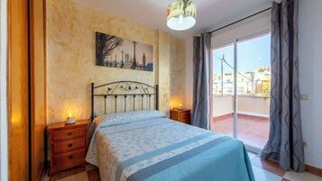 2 dormitoris, planxa i posts de planxar i roba de llit