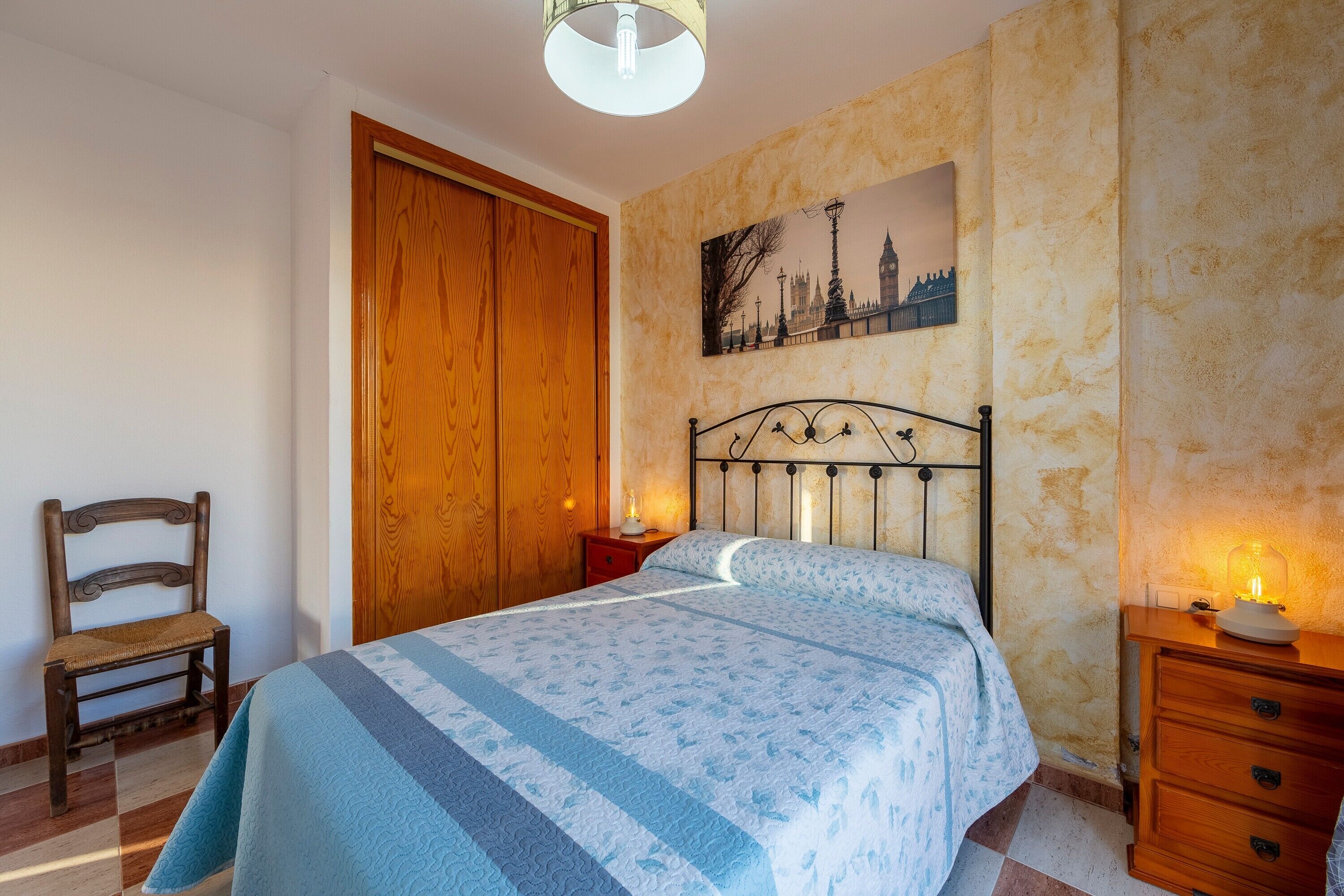 2 chambres, fer et planche à repasser, draps fournis