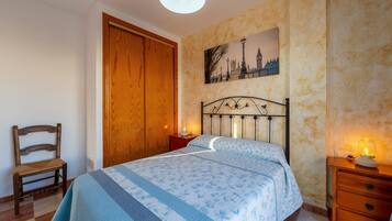 2 chambres, fer et planche à repasser, draps fournis