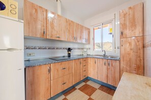 Frigorifero, microonde, piano cottura, macchina per tè/caffè