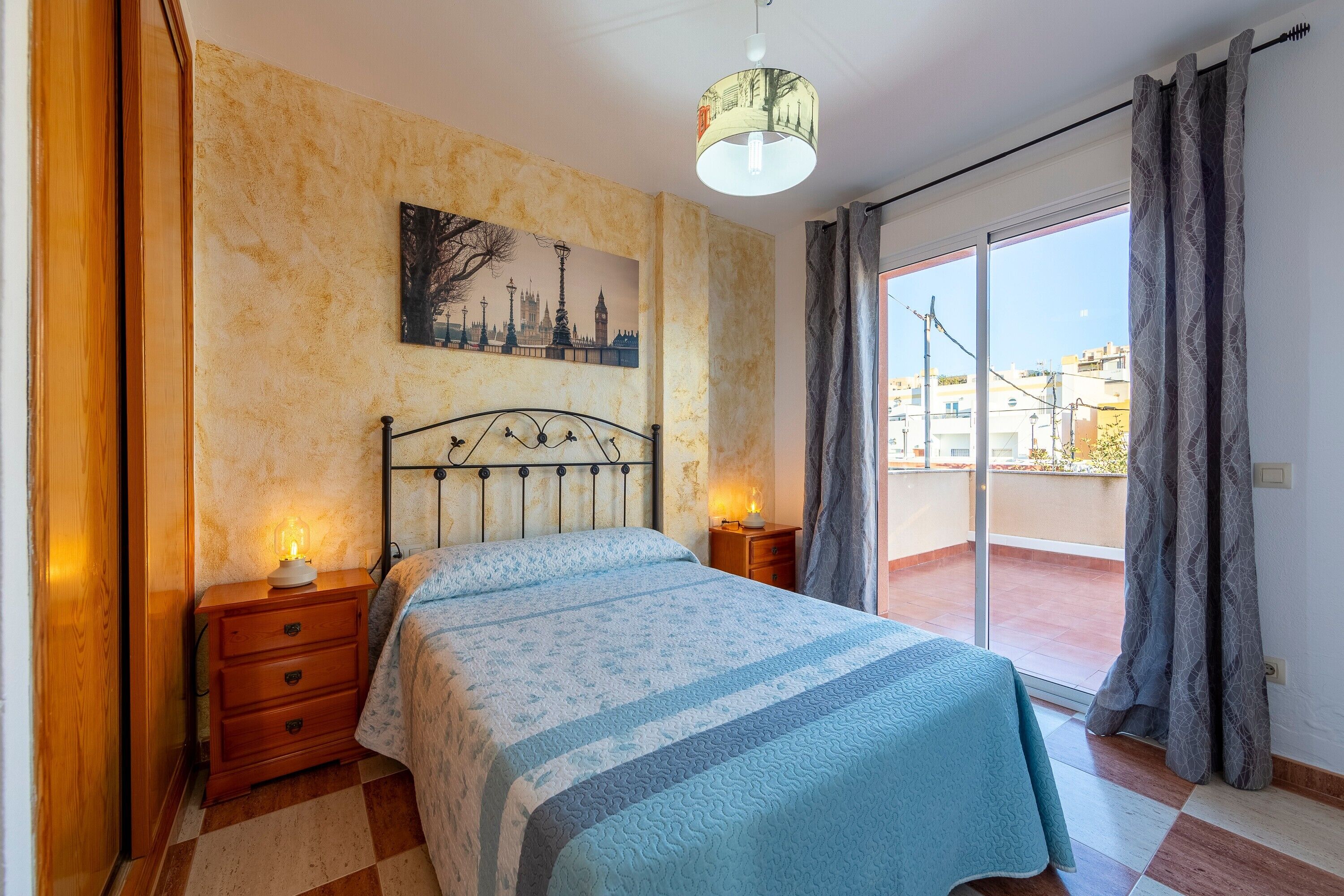 2 dormitorios, tabla de planchar con plancha, ropa de cama