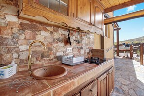 Jääkaappi, mikroaaltouuni, liesi, kahvin-/teenkeitin