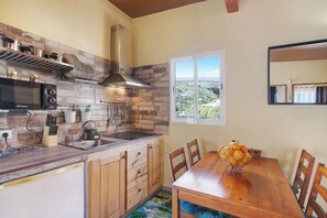 Jääkaappi, mikroaaltouuni, liesi, kahvin-/teenkeitin