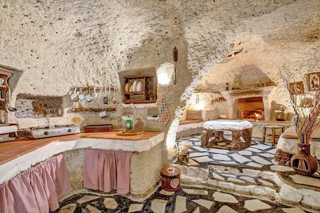 Fridge, stovetop, coffee/tea maker, toaster. Pet-Friendly Holiday Home Casas Cueva Alfer 1 with Sea View, Garden & Wi-Fi