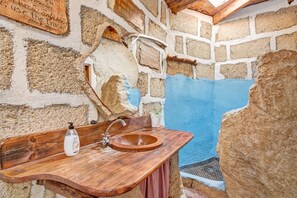 Regadera, secadora de cabello, toallas 