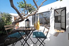 Outdoor dining - Apartment "El Jable" with Mountain Views, Garden, Air Conditioning and Wi-Fi (Arrecife)