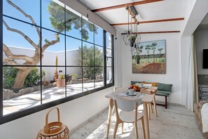 Dining - Apartment "El Jable" with Mountain Views, Garden, Air Conditioning and Wi-Fi (Arrecife)