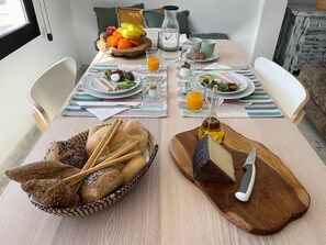 Dining - Apartment "El Jable" with Mountain Views, Garden, Air Conditioning and Wi-Fi (Arrecife)
