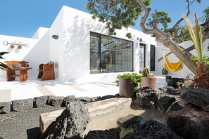 Terrace/patio - Apartment "El Jable" with Mountain Views, Garden, Air Conditioning and Wi-Fi (Arrecife)