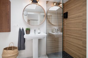 Shower, hair dryer, towels - Apartment "El Jable" with Mountain Views, Garden, Air Conditioning and Wi-Fi (Arrecife)