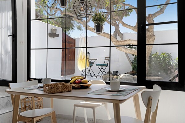 Dining - Apartment "El Jable" with Mountain View, Garden, A/C & Wi-Fi (Arrecife)