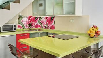 Réfrigérateur, micro-ondes, four, plaque de cuisson