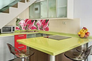 Réfrigérateur, micro-ondes, four, plaque de cuisson