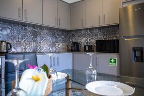 Frigorifero, microonde, forno, piano cottura