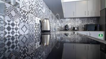 Kühlschrank, Mikrowelle, Ofen, Herdplatte