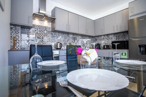 Een koelkast, een magnetron, een oven, een kookplaat