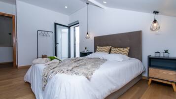 5 bedrooms, iron/ironing board, free WiFi, bed sheets
