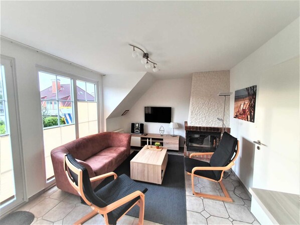 TV, fireplace