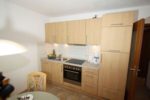 ثلاجة، ميكروويف، فرن، غسالة أطباق