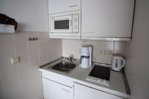 Kühlschrank, Mikrowelle, Wasserkocher mit Kaffee-/Teezubehör