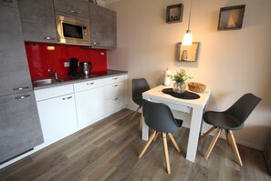 Kühlschrank, Mikrowelle, Geschirrspüler
