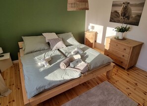 2 bedrooms, desk, WiFi, bed sheets