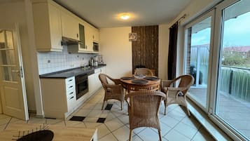 Réfrigérateur, micro-ondes, lave-vaisselle, cafetiÚre/bouilloire