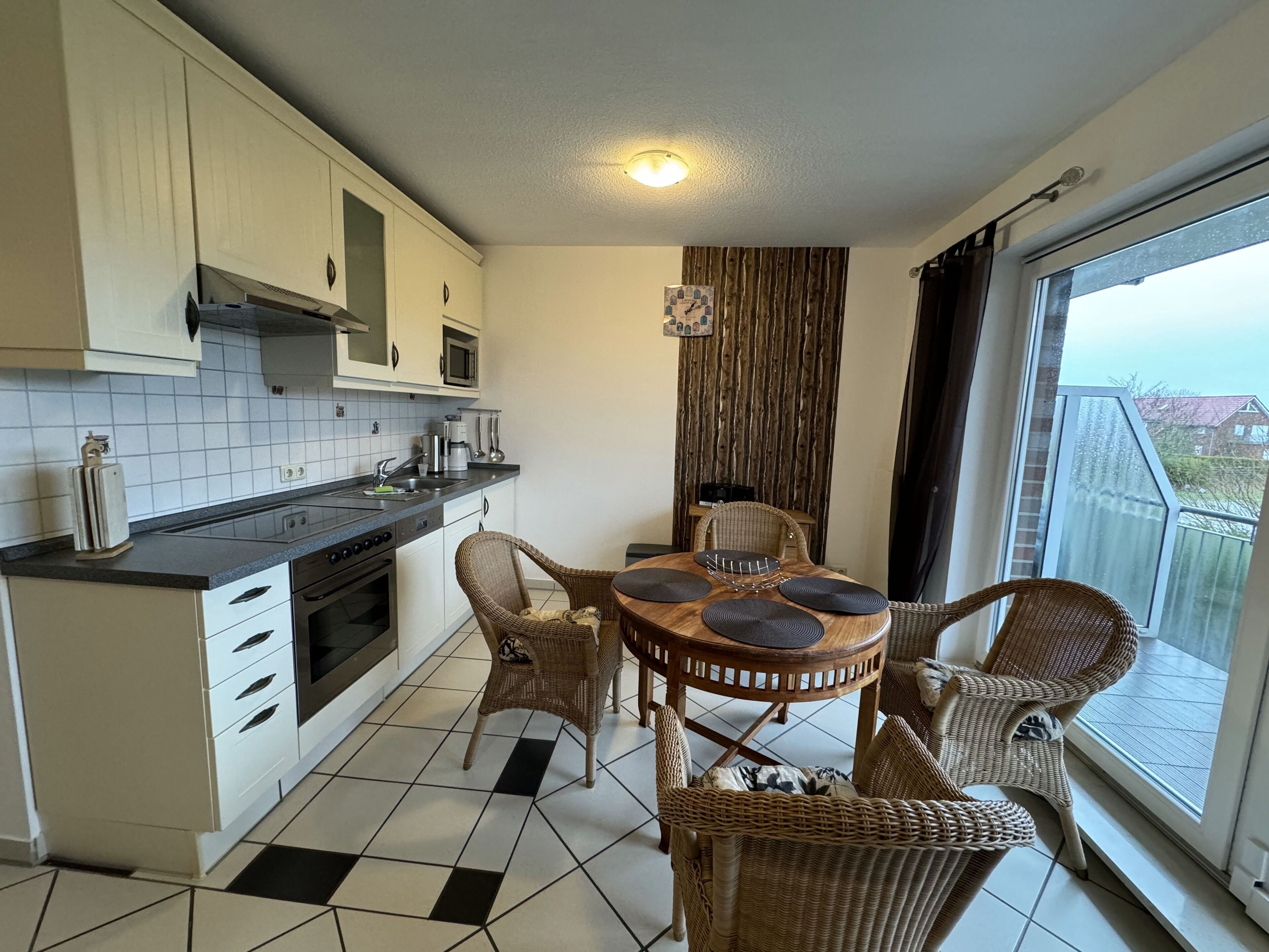 Réfrigérateur, micro-ondes, lave-vaisselle, cafetière/bouilloire