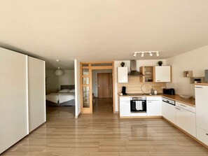 Kühlschrank, Mikrowelle, Ofen, Geschirrspüler