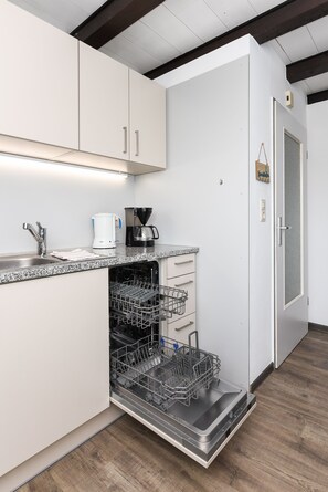 Kühlschrank, Mikrowelle, Ofen, Geschirrspüler