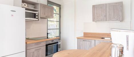 Een koelkast, een microgolfoven, een oven, een kookplaat