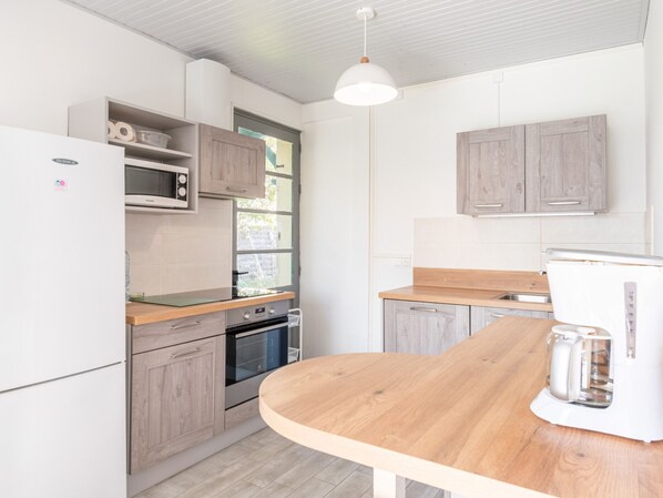 Jääkaappi, mikroaaltouuni, uuni, liesi