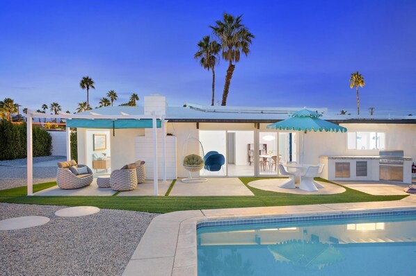 Outdoor dining - Holiday Stays! Modern Mid-Century Home with Pool, Fire Pit, and Mountain Views (Palm Springs)