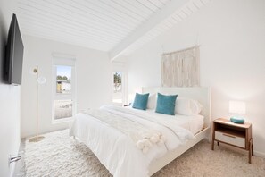 3 bedrooms, iron/ironing board, free WiFi, bed sheets - Holiday Stays! Modern Mid-Century Home with Pool, Fire Pit, and Mountain Views (Palm Springs)