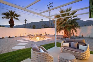 Terrace/patio - Holiday Stays! Modern Mid-Century Home with Pool, Fire Pit, and Mountain Views (Palm Springs)