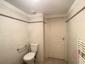 Hair dryer - Charming F2 with AC, Terrace & Garden View, 500m from Lamalou Centre & 700m from Thermal Baths (Lamalou-les-Bains)