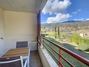 Outdoor dining - Charming F2 with AC, Terrace & Garden View, 500m from Lamalou Centre & 700m from Thermal Baths (Lamalou-les-Bains)