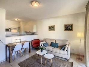 TV - Charming F2 with AC, Terrace & Garden View, 500m from Lamalou Centre & 700m from Thermal Baths (Lamalou-les-Bains)