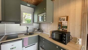 Een koelkast, een microgolfoven, een vaatwasser