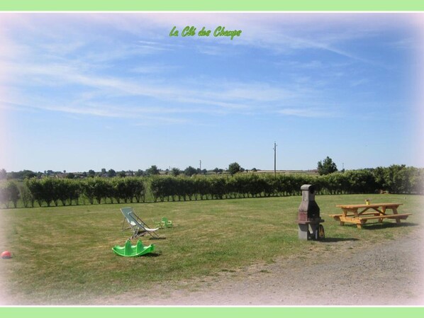 Property grounds - Waterfront Chalets with Terrace, Pets Allowed (Pierrefitte-sur-Loire)