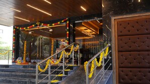Uma escadaria decorada com motivos florais amarelos, que leva a uma entrada.